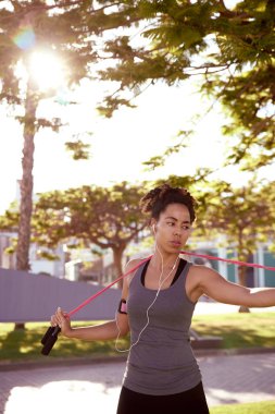 genç kadın ip atlama ile dinlenme