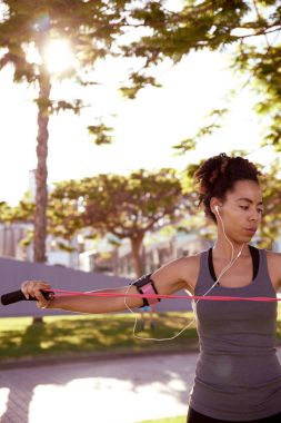 bazı germe egzersizleri yapıyor kadın