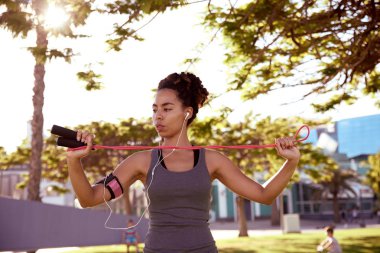 genç kadın ip atlama ile dinlenme