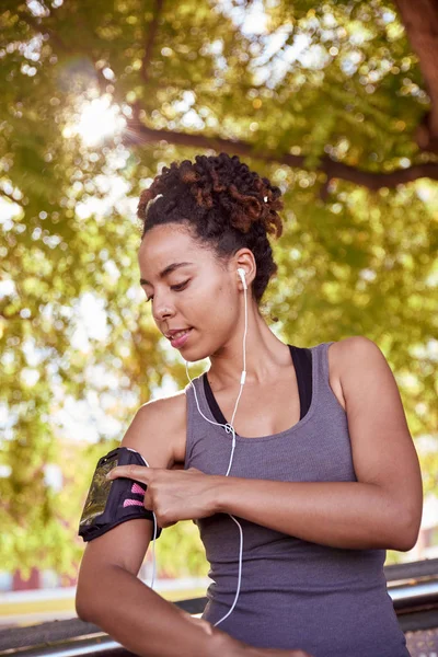 müzik çalar ile genç kadın 