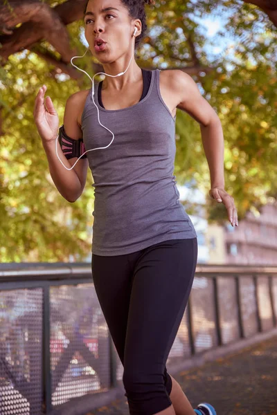 Mujer joven en ropa deportiva corriendo — Foto de Stock