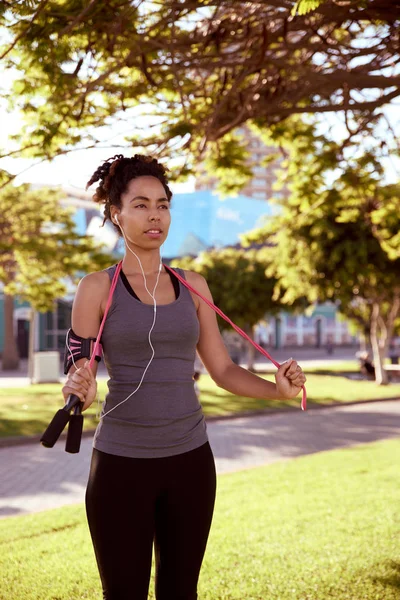 genç kadın ip atlama ile dinlenme