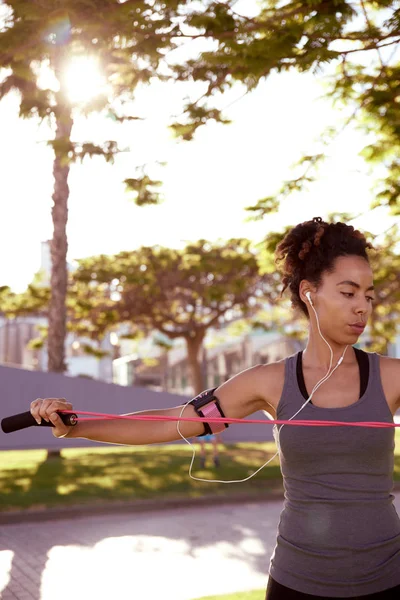 bazı germe egzersizleri yapıyor kadın