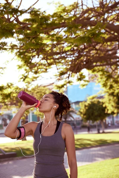 Su içen genç bir kadın