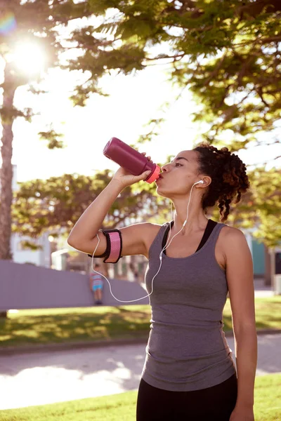 Sportif genç kadın içme suyu