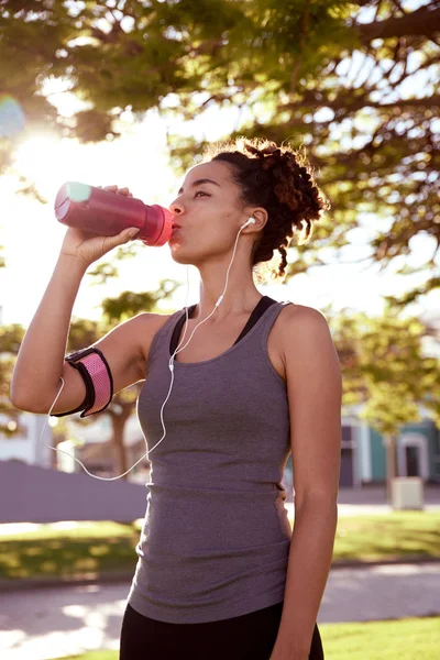 Giovane donna sportiva che beve acqua — Foto Stock