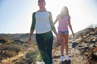 genç kadın tepe üzerinde yürüme 