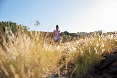 genç kadın tepe üzerinde yürüme 