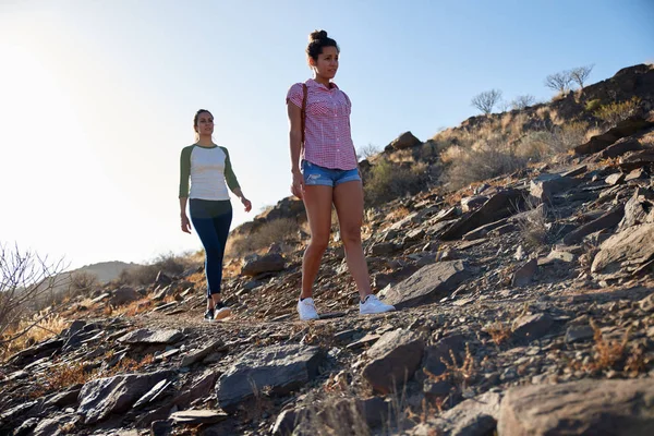 Mujeres jóvenes caminando en la colina — Foto de Stock