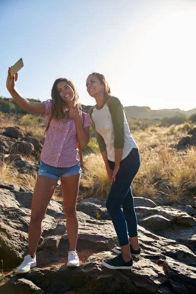 젊은 여성 selfie에 대 한 포즈 — 스톡 사진