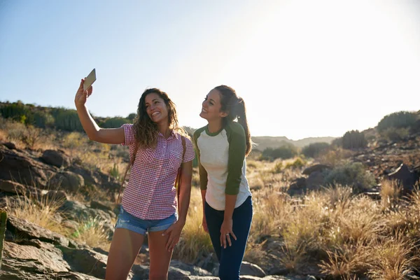 젊은 여성 selfie에 대 한 포즈 — 스톡 사진