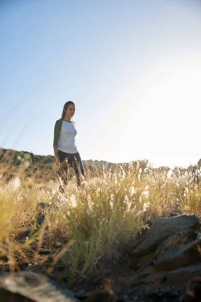 Hermosa joven mujer caminando en la colina — Foto de Stock