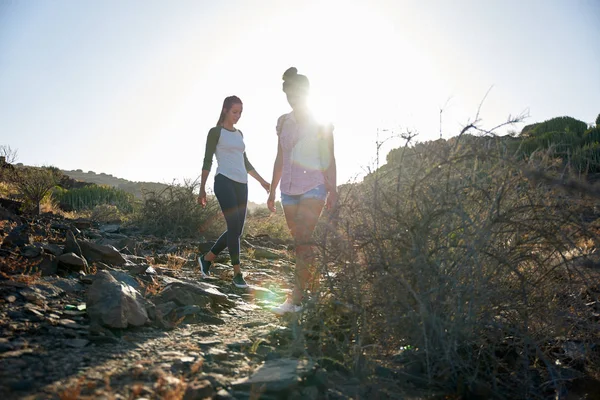 Mujeres jóvenes caminando en la colina — Foto de Stock