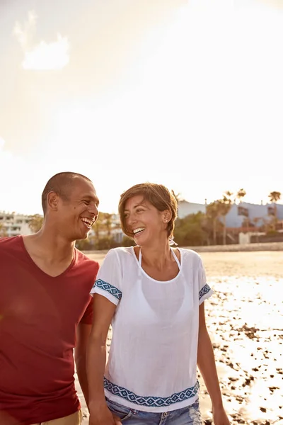 Ridere coppia tenendosi per mano insieme — Foto Stock