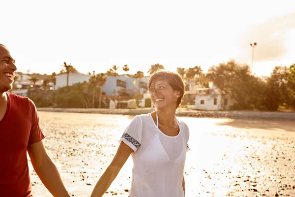 Ridere coppia sulla spiaggia — Foto Stock