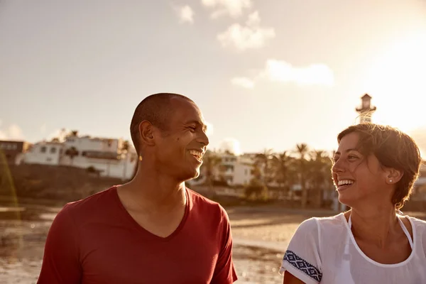 Pareja amorosa caminando en la playa — Foto de Stock