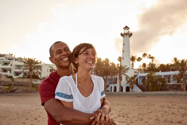 Pareja encantadora posando en la playa — Foto de Stock