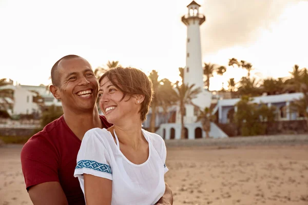 Pareja feliz pacífica en la playa — Foto de Stock