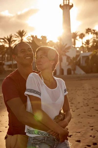 Faire place au couple devant le phare — Photo