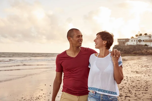 Ridendo coppia passeggiando sulla spiaggia — Foto Stock