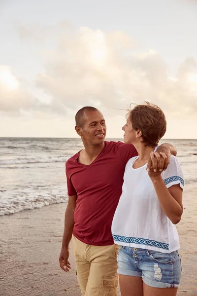 Joyful embracing couple on beach — Stock Photo, Image