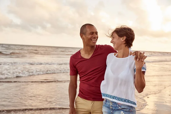 Gioiosamente ridendo coppia sulla spiaggia — Foto Stock