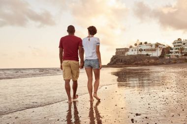 Dalgalar breaking gezinme severler