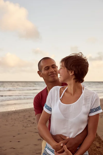 Paar genieten van dag op strand — Stockfoto