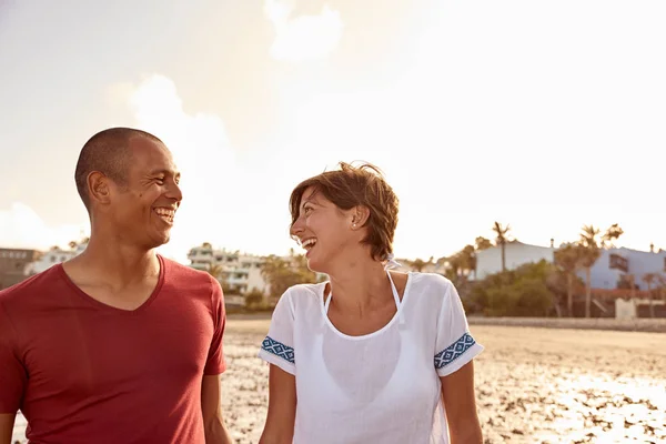 Lachen paar kijken naar elkaar — Stockfoto