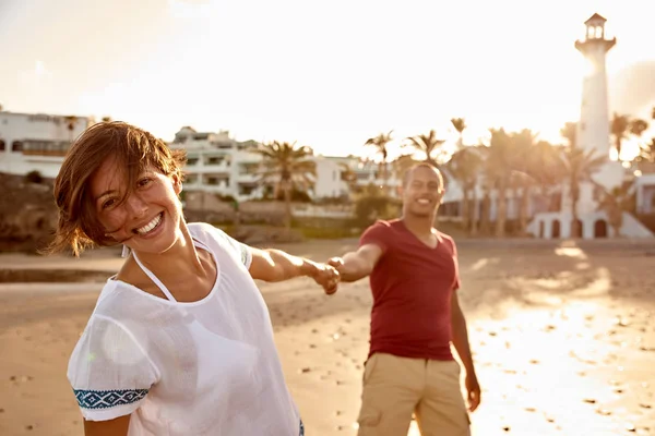 Amare coppia adulta che gioca sulla spiaggia — Foto Stock