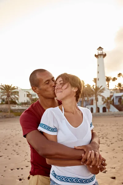 Szerető felnőtt pár a strandon — Stock Fotó