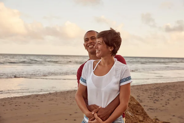 Coppia abbracci sulla spiaggia — Foto Stock