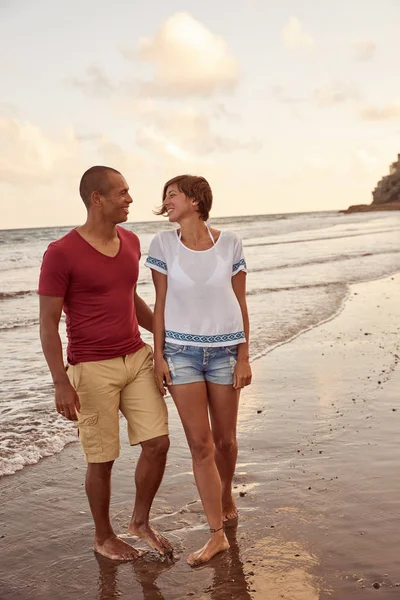 Amante casal andando na praia — Fotografia de Stock