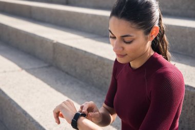 Çekici kadın smartwatch arıyorsunuz