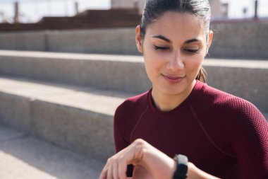Genç güzel kadın smartwatch arıyor