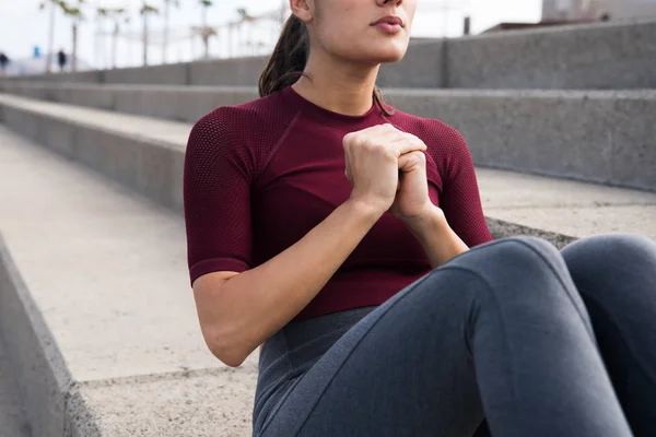 Mujer joven haciendo ejercicio en las escaleras — Foto de Stock