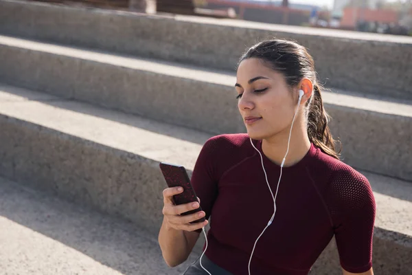 Mladá atraktivní žena s mobilním telefonem — Stock fotografie