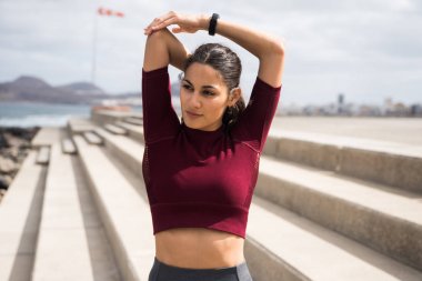 genç kadın merdivenlerde egzersizleri yapıyor