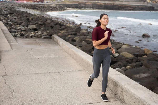 Hermosa mujer corriendo en la playa — Foto de Stock