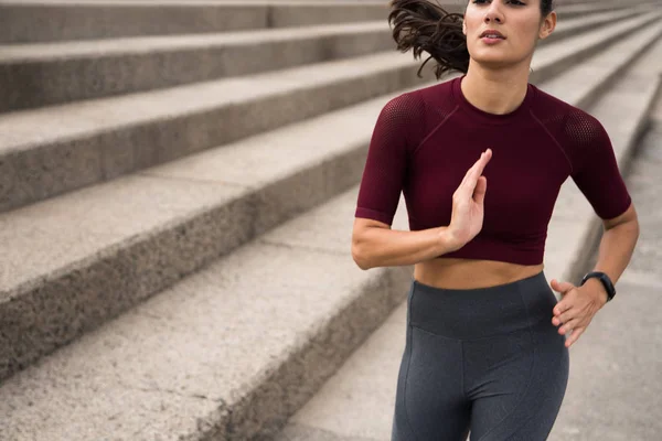 Mujer joven corriendo por las escaleras — Foto de Stock