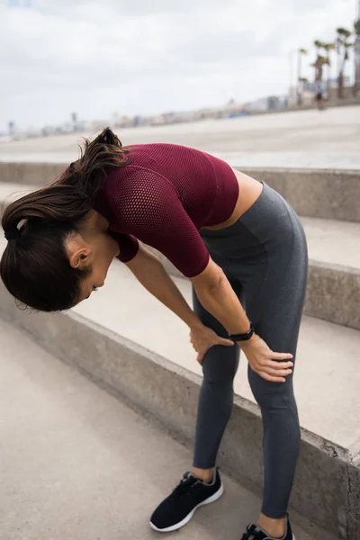 Mujer tomando un descanso después de hacer ejercicio — Foto de Stock