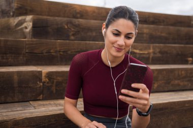 Güzel kadın telefon arıyor