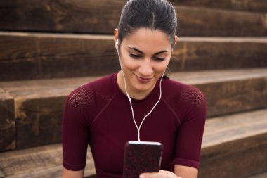 Telefon arayan genç ve güzel kadın