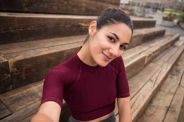 Encantadora joven tomando selfie — Foto de Stock