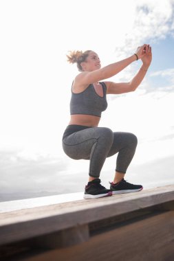 genç kadın güçlendirme egzersizleri yapıyor