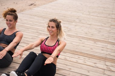 İki mutlu kadın egzersiz  