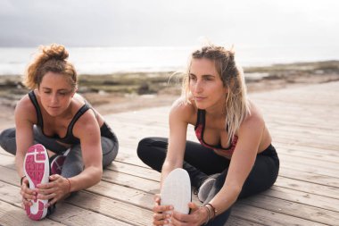 genç kadın bacak uzanıyor yapıyor