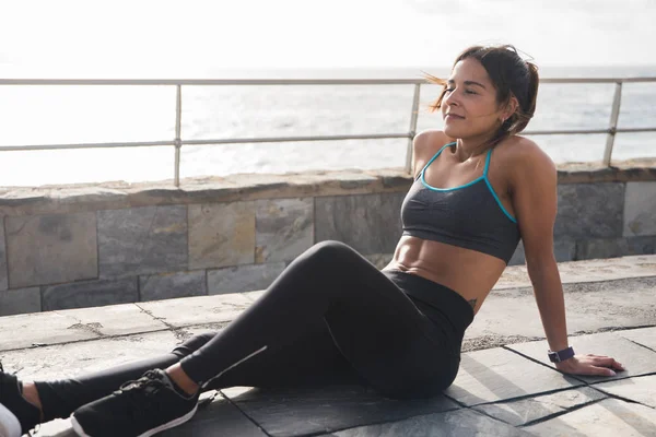 En forma joven mujer tomando descanso — Foto de Stock