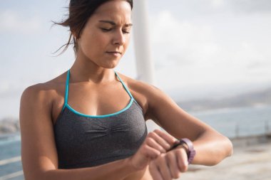 genç esmer smartwatch arıyorsunuz