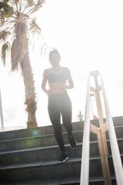 çalışan genç bir kadın